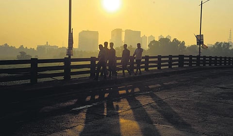 Smoke from the fire raging at Brahmapuram waste treatment plant blankets Irumpanam  | A Sanesh