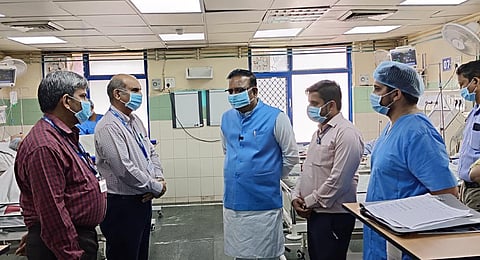 Delhi's new Health Minister Raaj Kumar Anand pays surprise visit to IHBAS.(Photo | Twitter, @RaajKumarAnand1)