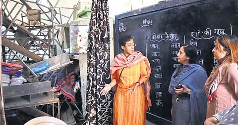 AAP Minister Atishi and Delhi Mayor Shelly Oberoi nspect MCD Primary School in Wazirabad. (Photo | Express)