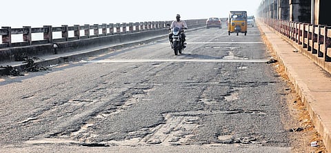 Motorists struggle to commute on Sir Arthur road in Rajamahendravaram | Express