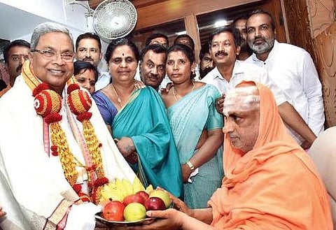 ​  CLP leader Siddaramaiah greets Suttur seer Sri Shivarathri Deshikendra Swamiji in Mysuru on Thursday  ​