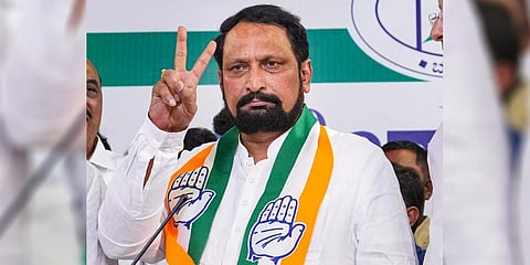 Former BJP leader and Deputy CM Laxman Savadi flashes the victory sign after joining the Congress party at the KPCC office in Bengaluru, April 14, 2023. (Photo | PTI)