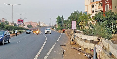 The Skew Bridge point between Benz Circle flyover and Varadhi has become an accident-prone spot I Express