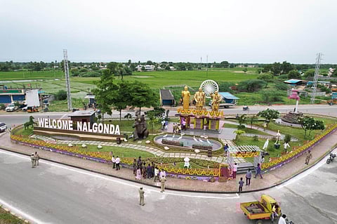 The town now boasts broad roads, various statues and etchings on public walls, greenery in the middle of roads, and central lighting in the streets.