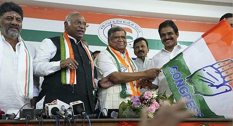 Former Karnataka CM Jagadish Shettar joins Congress in the presence of Congress President Mallikarjun Kharge, at KPCC office in Bengaluru on Monday, April 17, 2023. (PTI)