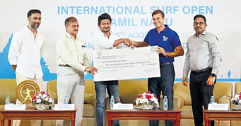 Tamil Nadu sports minister Udhayanidhi Stalin (centre) handing over cheque worth `2.67 crore to SFI president Arun Vasu (2nd R) for the event