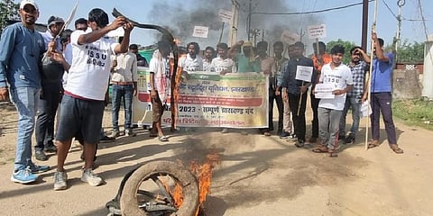 Jharkhand State Students' Union (JSSU) members burning tyres on the road (Photo | Mukesh_Tnie @ Twitter)