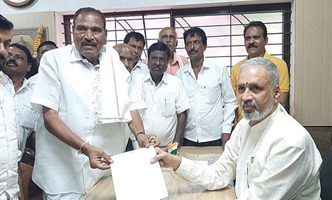 K M Shivalinge Gowda submits his resignation to Speaker. (Photo | ANI)
