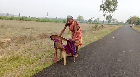 Seventy-year-old Surya Harijan on her way to the SBI Jharigaon branch in Nabarangpur district (Photo | Special arrangement)