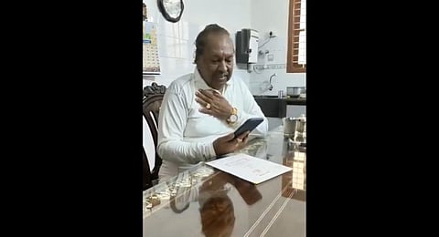 Senior BJP leader KS Eshwarappa speaks to Prime Minister Narendra Modi over phone. (Screengrab)