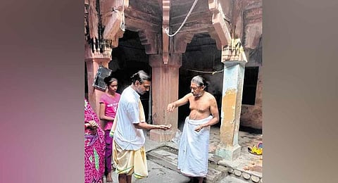 Thantri V Jaiganesh with local pilgrims at the Hanuman temple at the TDB property in Varanasi. (Photo | Express)