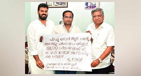 Manjunath Yantruvi poses with Congress leaders Jagadish Shettar and Rajat Ullagaddimathy. (Photo | D Hemanth, EPS)