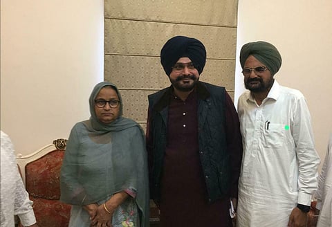 Former Punjab Congress president Navjot Singh Sidhu with   Sidhu Moosewala's parents. (Photo | Special Arrangement)