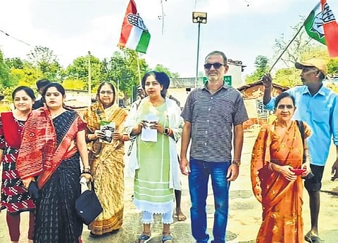 Congress candidate Tarun Pandey campaigning with family members | Express