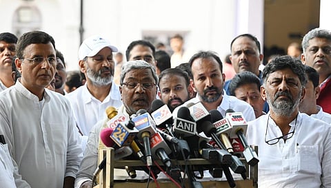 KPCC President DK Shivakumar(R), with former Karnataka CM Siddaramaiah(C) along with other Congress leaders in New  Delhi on Tuesday. (Photo | Shekhar Yadav, EPS)