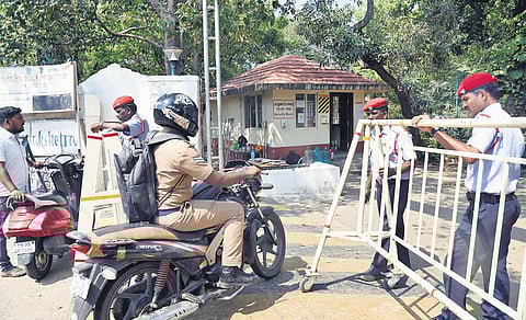 Police have barricaded the  road near Kalakshetra at Thiruvanmiyur following the arrest of faculty. (Photo | Martin Louis, EPS)