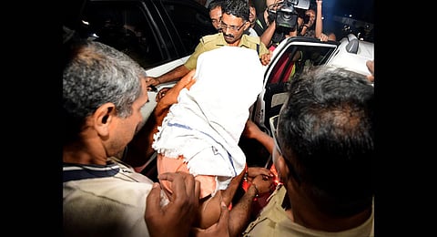 Elathur train attack accused Shahrukh Saifi being shifted to another vehicle from Kannur on way to Kozhikode in the early hours of April 6, 2023. (Photo | Express)