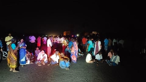 Dalit families blocking the Kumbakonam-Chennai Highway on Friday night after three youths were assaulted by caste-Hindu mob for trying to enter a temple in Melpathi near Villupuram. (Photo | EPS)