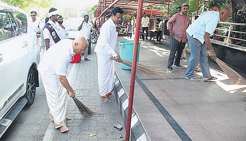 TTD EO AV Dharma Reddy, along with employees, participating in ‘Sundara Tirumala-Suddha Tirumala’ cleanliness drive in Tirupati on Sunday I Express