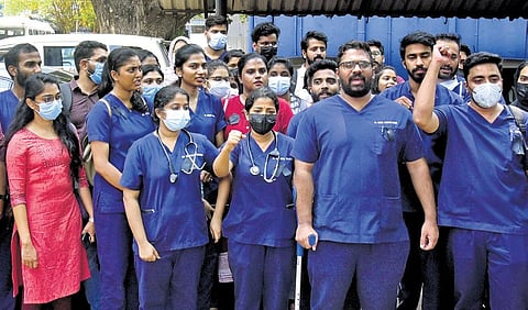 House surgeons of Ernakulam General Hospital protesting against the murder of Dr Vandana Das, who was stabbed to death, on Wednesday | A Sanesh