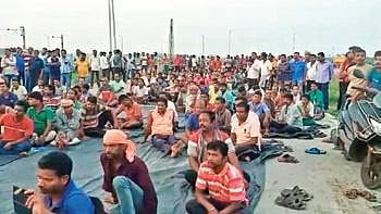 Contractual workers staging dharna near the IFFCO railway siding | Express