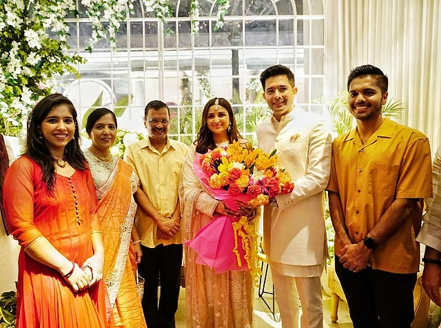 Raghav & Parineet pose with Delhi Chief Minister and AAP convenor Arvind Kejriwal and his family members. (Photo | Twitter)