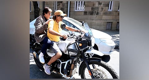 Stranger dropping actor Amitabh Bachchan to his shoot location (Photo | Instagram/ @amitabhbachchan)