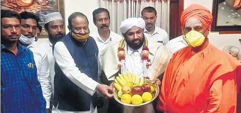 Karnataka Wakf Board Chairman Maulana Shafi Saadi (second from right) calls on Siddaganga Mutt pontiff Sri Siddalinga Swamiji in Tumakuru on Sunday