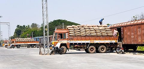 Workers unloading goods at Tiruchy goods yard | M K Ashok Kumar