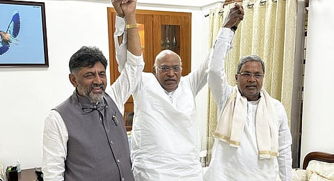 DK Shivakumar and Siddaramaiah with Congress president Mallikarjun Kharge (Centre).(Photo tweeted by Randeep Singh Surjewala )
