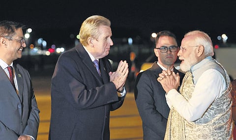 PM Modi being welcomed at Kingsford Smith Airport in Sydney on Monday | PIB