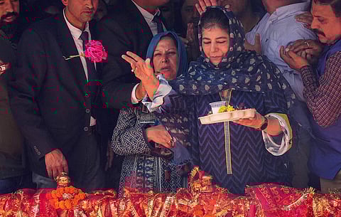 PDP President Mehbooba Mufti performs rituals while offering prayers during the annual Kheer Bhawani Mela, at Tulmula, May 28, 2023. (Photo | PTI)