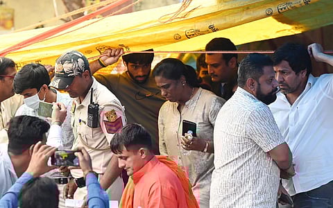 IOA president PT Usha meets with protesting wrestlers at Jantar Mantar in New Delhi on Wednesday. (Photo  | Shekhar Yadav, EPS)
