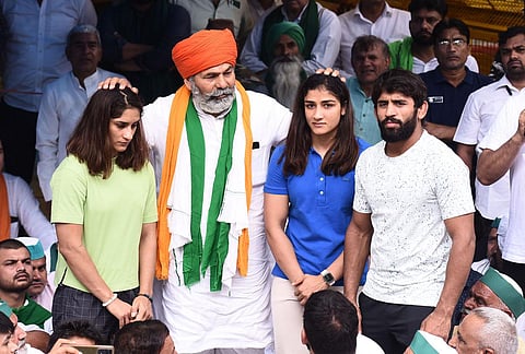 Bharatiya Kisan Union leader Rakesh Tikait with Bajrang Punia (R), Vinesh Phogat (L) & Sangeeta Phogat at Jantar Mantar on Tuesday. (Photo | Parveen Negi, EPS)