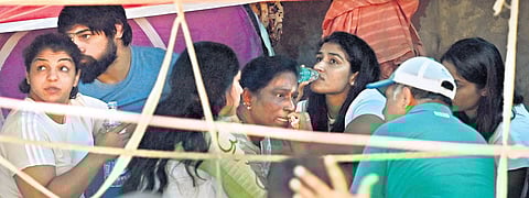 IOA President PT Usha (centre) met protesting wrestlers and sat down and spoke with them at Jantar Mantar, New Delhi on Wednesday. (Photo | shekhar yadav)