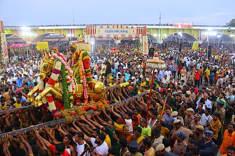 Kallalagar on Golden horse Vahana entered Vaigai river in Madurai on Friday. (Photo | EPS/ KK Sundar)