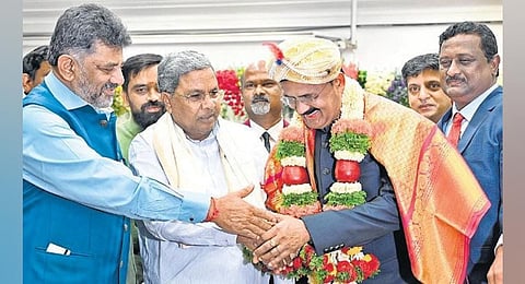 CM Siddaramaiah and DyCM DK Shivakumar greet Justice B Veerappa at the Banquet Hall in Vidhna Soudha on Wednesday. (Photo  | Nagaraja Gadekal)