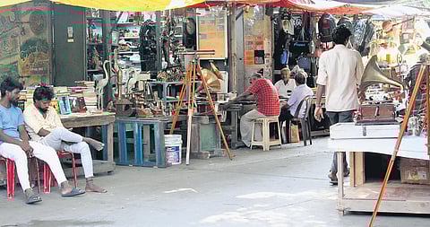 Antique assortment at Allikulam market street in Chennai