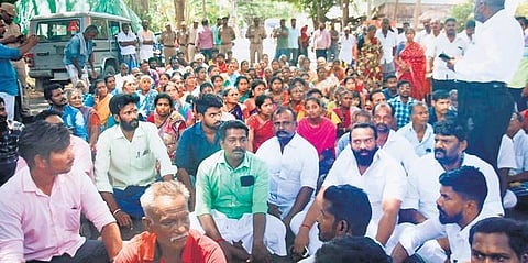 Relatives of the two persons staged protest near Mangainallur on Tuesday seeking action against those responsible for the death | Express