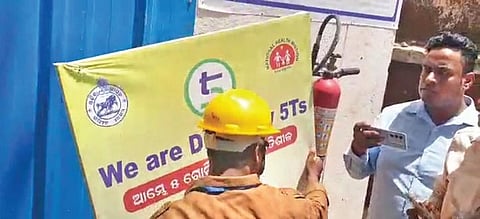 The 5T hoarding being removed from Nabarangpur DHH | Express