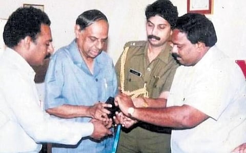 BVS Kumar being appreciated by the former Andhra Pradesh Governor C Rangarajan. (Photo | EPS)