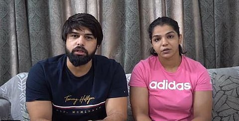 Sakshi Malik and her wrestler husband Satyawart Kadian (Photo | Twitter)