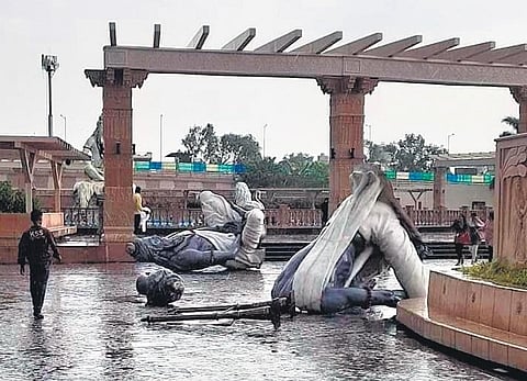 A team of experts will probe collapse of statues| file