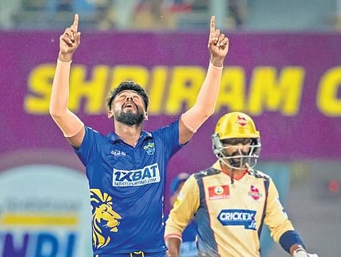 Valliappan Yudheeswaran (L) took 3/29 fo Kovai on Monday. (Photo | TNPL)