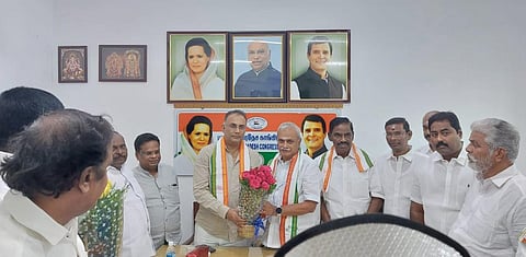 Karnataka Health Minister Dinesh Gundu Rao and Puducherry Pradesh Congress Committee's new chief, V Vaithilingam (Photo | Twitter)