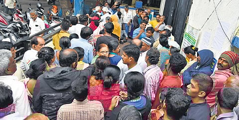 People throng a BengaluruOne centre to register for Gruha Jyothi scheme in Bengaluru on Wednesday | Shashidhar Byrappa