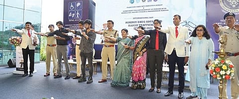 Participants take oath to continue their fight against the drug abuse on Saturday