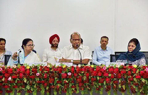 NCP chief Sharad Pawar flanked by TMC supremo Mamata Banerjee (L) and J-K PDP chief Mehbooba Mufti (R) during the meeting of Opposition party leaders in Patna on June 23, 2023. (Photo | PTI)