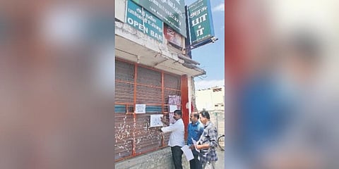 ​  Officials sealing a Tasmac outlet in Madurai | Express  ​