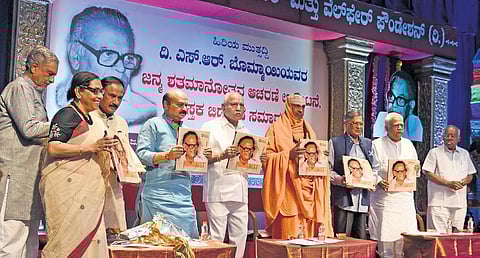 (L-R) Chairman of Legislative Council Basavaraj Horatti, The New Indian Express Editor Santwana Bhattacharya, former MLC BL Shankar, former CMs Basavaraj Bommai, BS Yediyurappa, Sri Shivarathri Deshik